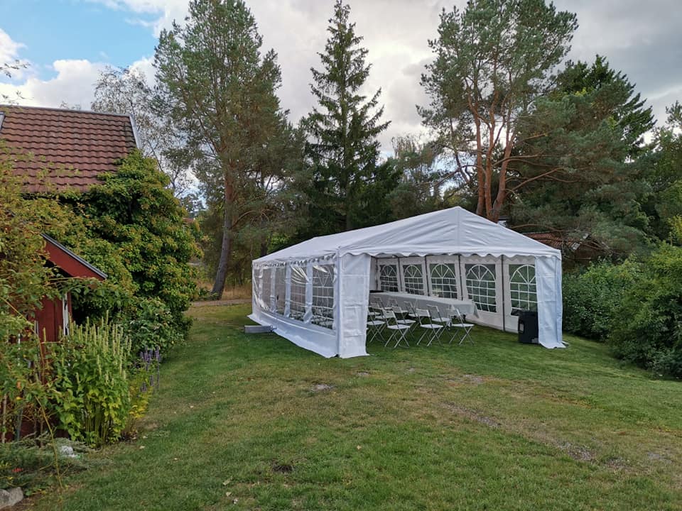 Partytält i trädgård