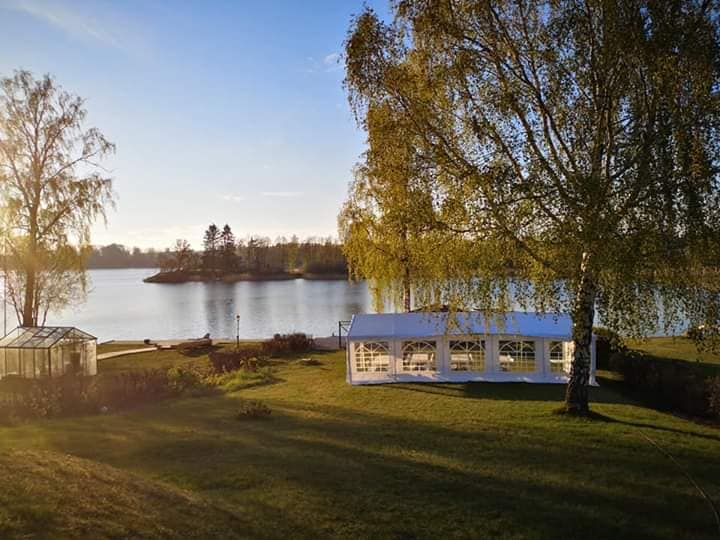 Partytält från Tyresö Tältservice i naturnära miljö